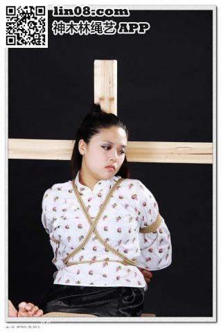 美女坐上老虎凳, 好凄惨 [学生（五四青年）,悦蓉,老虎凳,胸缚,十字架,中国女孩,后手缚（低混乱值）,赤脚裸足]