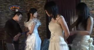锐度绳艺电影快乐澡池洗浴 三位妹子穿着婚纱被五颜六色的丝带捆绑, 美丽绝伦.<br>后半部分是游泳池玩耍, 内容丰富, 超值