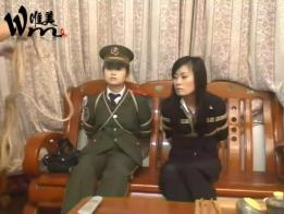 劫案惊魂 小白领在家里休息，两个强盗不知道怎么闯进来了，把她捆起来用匕首威胁交出钱来，连来救援的女警也被捆了。