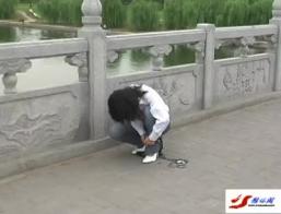 雅俗阁, 两女当着路人的面铐着游街 做这事才是真的爱好者, 骚年不想尝试一下吗?