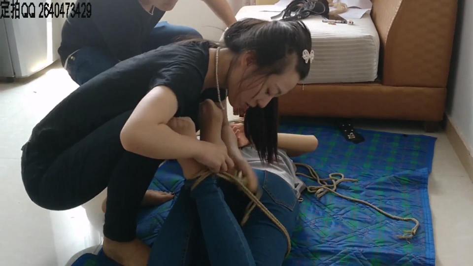 同好交流实录 下集 小雪有一全新力作，两位美女和同好玩现实调教，镣铐，绳缚花样不少，剧情有趣，五花，驷马，镣铐……高清作品值得一看