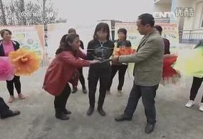 央视美女记者参与魔术体验捆绑（上） 央视美女记者参与魔术体验捆绑上，应该很少能找到这样的，非高清，且时间较短，上部被捆的不是记者，长相稍微寒酸点