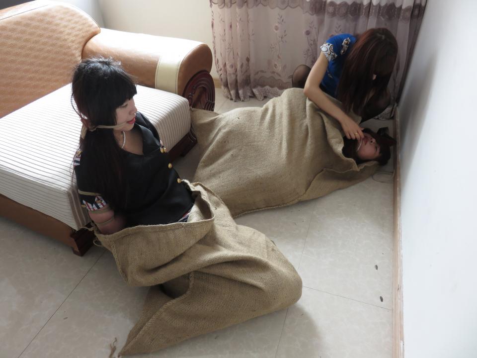制服罪恶之超级人贩 一往情深出品 俩制服美女被人贩子绑架，被迷晕放在麻袋之中，醒来之后都被五花大绑，嘴巴也都被丝袜勒着只能啊啊啊的叫着，眼神楚楚可怜，遭被被女贩子用黑丝脚践踏，可怜的俩美女只能默默忍受着（最新片，绝不重复）