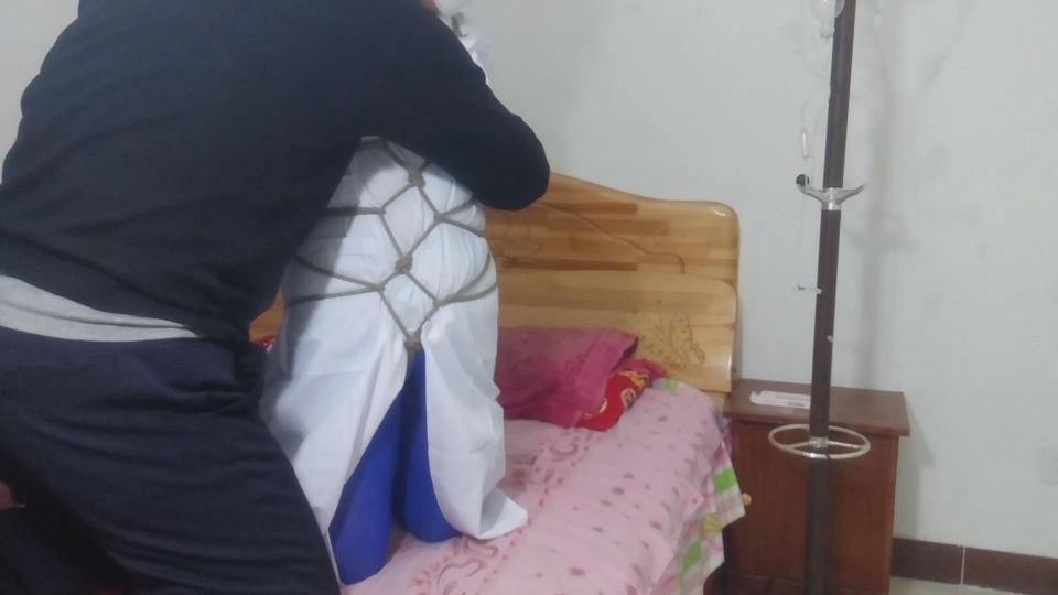  原创绑架护士 绳艺馆系列作品 小护士在家中被入室抢劫 歹徒并没有劫掠财物反而对捆绑自己的猎物非常感兴趣 蒙眼 塞口 龟甲 驷马 ……