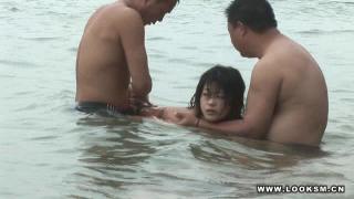 赤壁之行-1sm (2) 水边多美女玩耍戏绳.更有水上驷马