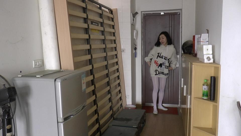 美束映画定拍作品《我的奴隶妹妹》第一部，妹妹家中自缚被抓，哥哥趁机要挟  美束映画定拍作品《我的奴隶妹妹》第一部，妹妹家中自缚被抓，哥哥趁机要挟 <br>该片为美束映画定拍作品，美女书琪主演。讲述了妹妹在家中自缚被哥哥抓住，谁料哥哥也是个资深的绳艺爱好者。于是哥哥便要挟妹妹，否则就告诉妈妈。妹妹只好答应，果然不是个好哥哥<br>购买后将后缀改为MP4<br>这个版本是压缩版的，还有一个三个多G的原版，有需要的联系我<br><br>