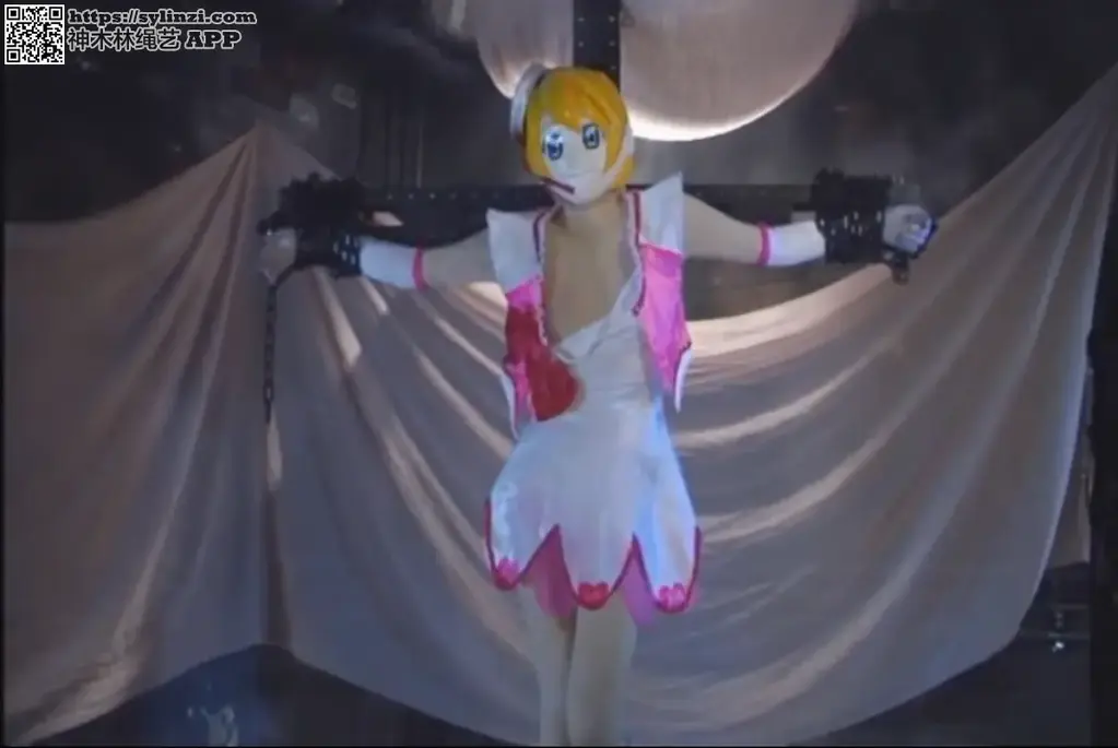 着ぐるみヒロイン　ドリーミング！ラブピュア 识别码:	GEXP-15	<br>导演:	羹灼  	<br>制作商:	giga  	<br>发行商:	giga <br>女战士被魔物抓住，用铁链锁在十字架上被魔物不断地凌辱，烈火折磨<br>个人并不太喜欢这种布偶片子