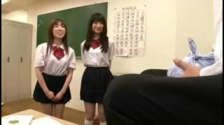 脚虐男生 悲催的男生被学校女霸虐待