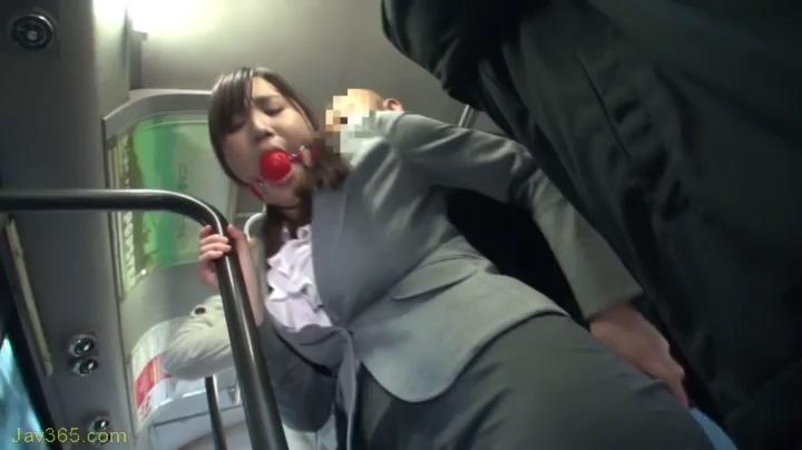 猿轡痴漢 だらしない顔で唾液を垂らす屈辱の中で悶え感じる女たち NHDTA-646<br>猿轡痴漢 だらしない顔で唾液を垂らす屈辱の中で悶え感じる女たち<br>製作商: ナチュラルハイ<br>發行商: NATURALHIGH<br><br>身穿一身职业制服的OL女主在公共汽车上遭遇痴汉咸猪手骚扰，稍作抵抗后突然被戴上了塞口球。由于猎物失去呼救能力使得痴汉更加肆无忌惮……