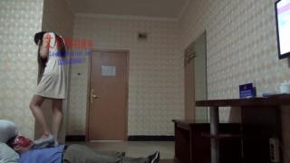 艾彩学院美女生的淑女皮鞋践踏舔足底 艾彩学院美女生的淑女皮鞋践踏舔足底<br>创作：艾彩工作室<br>口罩美女学生皮鞋践踏调教～语调，逼迫舔鞋底舔美脚，被美脚踩踏玩弄<br>