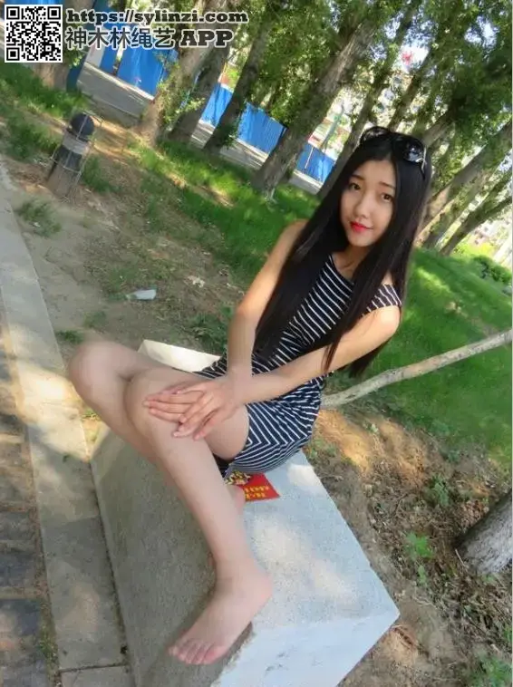 珍藏私拍第四部  私拍第四部，大美女雨欣出阵，颜值高，会表演。也是我最喜欢的模特之一。本片23分钟，套图300张，包括户外拍摄和美腿镣铐，全部高清拍摄。剧情讲述了独居少女在家，被变态邻居潜入室内迷晕，威逼奴役的故事..... 本片为一往情深绳艺工作室定拍作品，版权所有，定拍qq 1002871968 欢迎定拍咨询。“网盘内文件为压缩包，下载后解压即可”