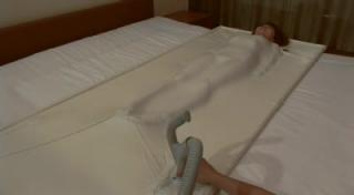 Cocoa Soft真空床系列比较少见的一部，之前都没人发过 cocoasoft真空床系列，这一部比较少见，分享出来，内容你们都懂得~妹子长得还蛮不错~有按摩棒场景~