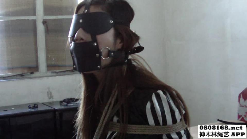 【酷炫制服诱惑，丝袜皮靴爱好者福音】性感帅气女孩有爱束缚的心，各种拘束捆绑蒙眼封嘴都从容面对。     先锋工作室的作品。这个女孩带有男人的英气逼人，她在身着夹克皮裙头戴面具胶带封嘴的情况下被日式<br>捆绑，后又戴上眼罩口塞接受团缚，最后被拘束带禁锢在床上进行挣扎。<br><br>    首选下载：视频库【支持直接在线观看，在视频下方直接按清晰度下载，画质较差，但永不失效】<br><br>    备选下载：百度云链接，原片压缩包，较大，但是是原始的最高清晰度，下载后需要解压，解压码：0518