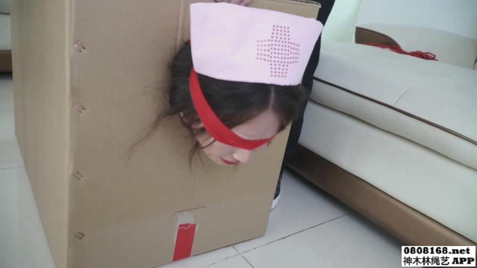 逍遥定制剧情大片《缚美礼品私家会所2：开门见红》，邢嘉妮、董倩、丹丹、依然等多位美女共同演绎。     紧接第1集：https://www.sylinzi.com/video_detail.php?id=42857<br><br>    王新：里面就是我的仓库了，老张。<br>    老张：真隐蔽啊！<br><br>    王新：她们叫的真好听。<br>    老张：不错的地方。<br><br>    老张：还是开了灯亮堂啊！<br>    王新：我接个电话。哦？徐总你到了啊！<br><br>    老张：那我不打扰你了，先走一步。<br>    王新：不送。<br><br>    王新：徐总您看看，随便挑。<br><br>    徐总：好！我看看。我觉得这个护士不错！<br><br>    王新：徐总好眼光啊！我给您打包了啊！<br>    徐总：好！<br><br>    王新：这个能让你老实点。<br><br>    徐总：给领导送礼的，包的喜庆点啊！<br>    王新：您放心吧！我来个开门红。<br><br>    徐总：真不错！这看的我都不想送人了。<br><br>    王新：我先给您打包好，您再慢慢考虑吧！<br>    徐总：好！<br><br>    王新：这个礼品盒是我们专门设计的。<br><br>    徐总：愈看越想自己留着了！<br><br>    王新：我帮您抬到车上去。<br>    徐总：谢了！<br><br><br>    本次两个版本的视频都是高清版<br><br>    视频库版无需解压直接下载，百度网盘版下载后需要解压，解压码：0828