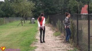 Outdoors in LIPS handcuffs 两个妹子手铐在外面逛