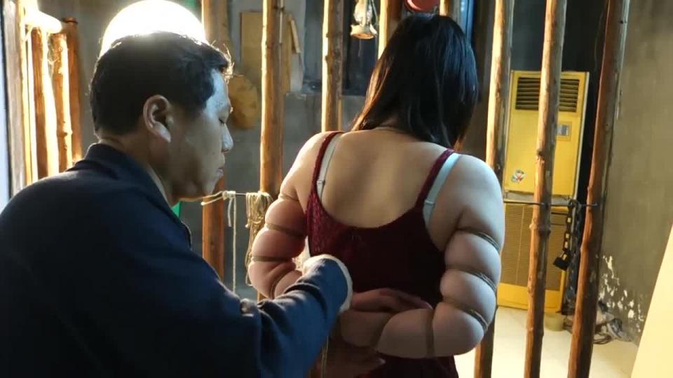  勒颈五花绳子入肉，堵嘴，插牌 痛苦忍耐 RDZZ463  锐度主张作品，美女被勒颈五花大绑，绳子都已经进到肉里面了，又被堵嘴插牌，被整的痛苦不堪。一部不错的作品，希望大家喜欢