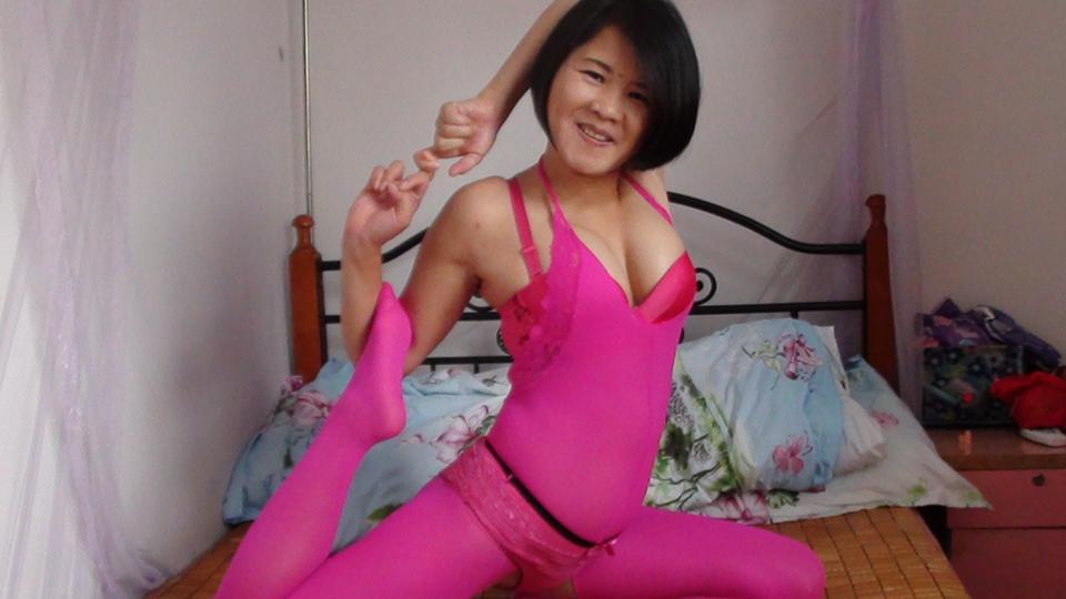 红连体袜装丝绸袋  红连体袜装丝绸袋,丝家王被她老公绑，最后 装 入 蓝色的丝绸袋子里面<br>她们的QQ1549060602<br>喜欢她们的作品可以自己联系购买或者是定拍<br>