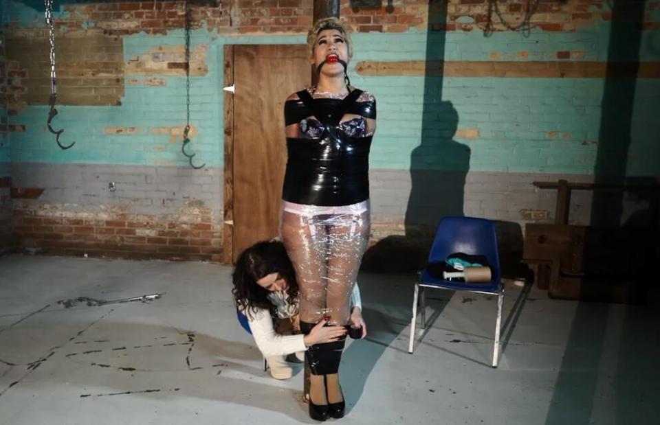 She mummified the town tease She mummified the town tease<br>borntobebound最新出品<br>链接：http://borntobebound.com/updates/?p=34908<br>Sahrye has gotten herself into trouble. A jealous woman has decided to teach her a lesson for being so damn sexy all the time and distracting all of the married men.  She is chained up with her garters showing until the woman comes and makes her undress to just her under things, a girdle, bra and stockings. Then she is bound in saran wrap and taped the post. The two women say unpleasant things to one another and Sahrye endures some cruel gags until is left tightly taped to the post in her 8″ heels.<br>女S在调教室调教肉丝女M，口球塞嘴，保鲜膜全包，最后又用封嘴之后用黑色胶带继续全包，M完全无法动弹！