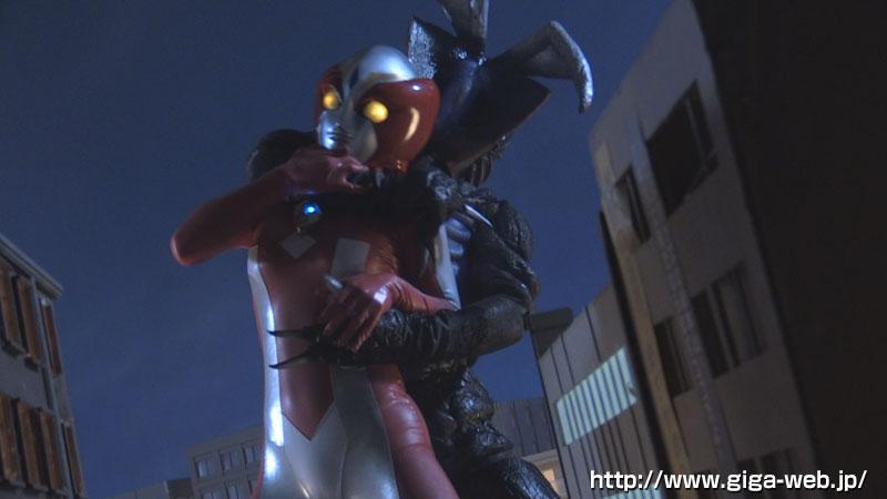 巨大ヒロイン（R）アリエス　前編 作品番号：GRET-22<br>定価10800円<br>ダウンロード3240円/3240PT<br>原购买链接： http://www.giga-web.jp/product/index.php?product_id=5243<br>四肢固定调教大字凌辱美女巨人，变身解除后骑乘位强制绝顶！～媚药电击，踩踏足交，最后能量耗尽被触手强X