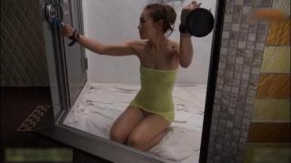 美女被绑浴室 衣着单薄的美女被绑在浴室，被两男调教。