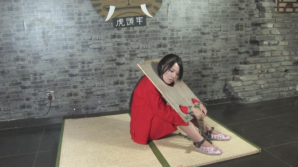 丽佳约拍作品M26【小倩古装试镜】木枷，红罪衣，五花，斩标，镣铐～ 本视频由丽佳美苑出品，约拍作品M26【小倩古装试镜】木枷，红罪衣，五花，斩标，镣铐～<br>定拍约拍QQ 823827335 微信13051214880，请联系丽佳