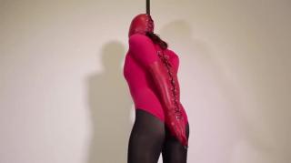 Red Bodysuit Armbinder 對於那些穿著緊身衣和絲襪迷信的人來說，米娜穿著紅色的緊身衣和絲襪，首先被綁在一個紅色的小羊皮罩和臂章上，並留下來炫耀她的屁股，然後在蓮花的地毯上穿著地毯。