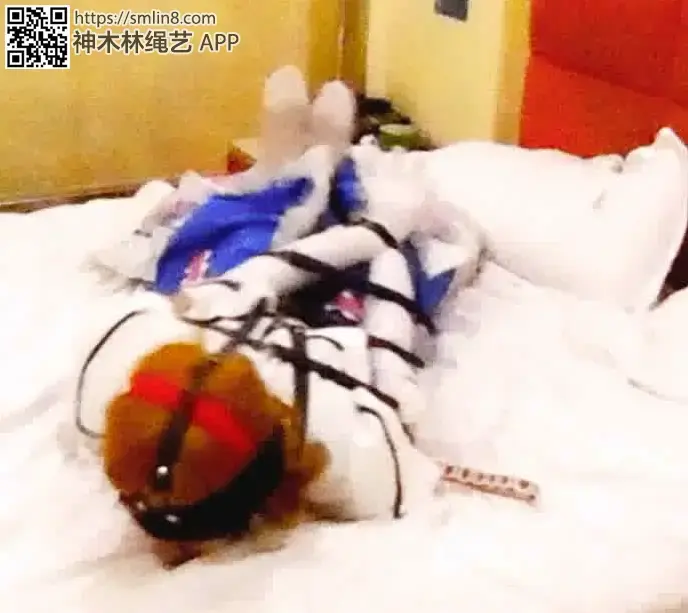 独家 【莉雅的紧缚实验】爱丽丝·玛格特罗依德 cosplay 爱丽丝：莉雅<br>出手：宅熊<br>第二期了，声音有了，不过有点小，跳蛋的声音太大了，暂时没研究懂肿么解决，不过下期视频前会搞定的，口球 捆绑，BGM加上会把原本的声音覆盖索性就没加，顺便问问，有没有人喜欢TJ类的，下次有机会想试试<br>不出意外专心弄剧情片了，不过因为剧情片要准备的时间过长，可能有空还是会拍几个紧缚可能会加TJ的吧。<br>剧情片暂定蕾姆 拉姆的小剧情或者一个吸血鬼主题的<br>