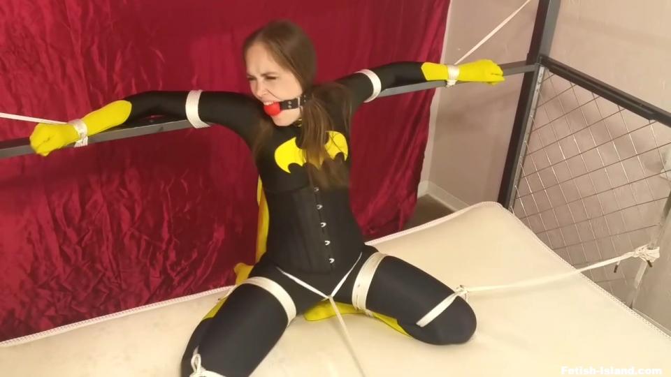 Rachel Adams.. Batgirl Quartered shinybound站视频Rachel Adams.. Batgirl Quartered<br><br>蝙蝠女再次陷入大危机！这次她被拘束在一个金属架上，无论蝙蝠女如何挣扎束缚她的绳索都没有让她移动哪怕一英寸~<br><br>http://www.shinybound.com/x-new/new-set.php?setid=61808&user=shinybound#.WRJsDtJ96Ul
