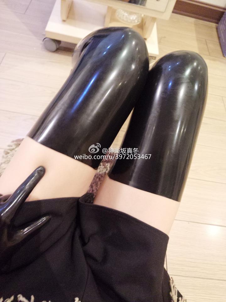 黑色百色胶袜 - 第一次上传，有点小激动！！ [日本美女,长筒袜,情趣（乳胶衣）,恋足]