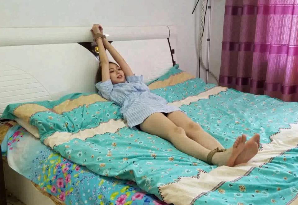 姗姗捆绑被TK，死去活来的折磨 姗姗大美女欠钱不还，被债主堵在家中，捆绑起来挠脚心，玩脚虐足，折磨的死去活来，最后还被逼自己用刷子挠自己....片长21分钟，1080p全高清拍摄。本片为一往情深绳艺工作室定拍作品，版权所有，定拍qq 1002871968 欢迎定拍咨询。“网盘内文件为压缩包，下载后解压即可”