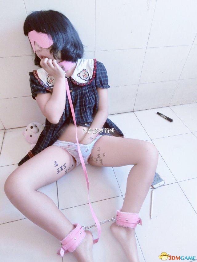 00后小女孩白丝手铐play [脚铐/脚镣,狗链/项圈,眼罩/蒙眼,中国女孩,赤脚裸足]