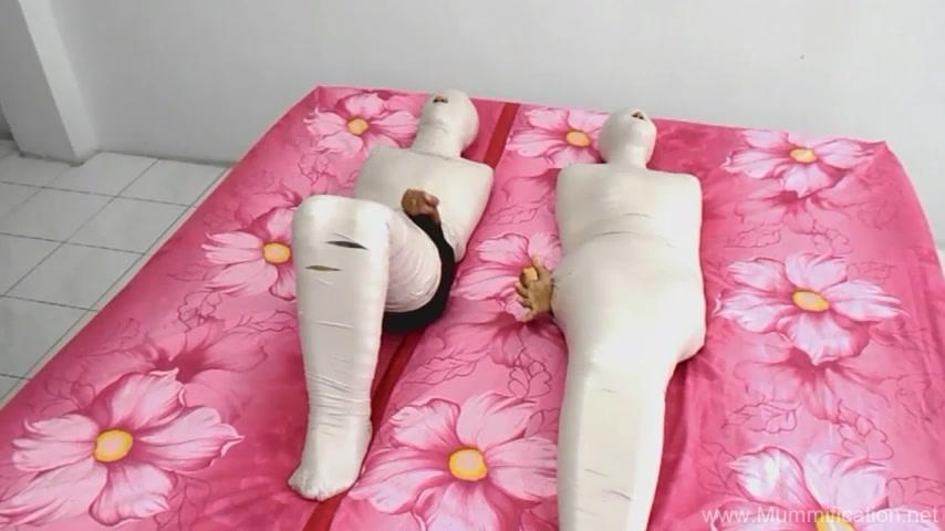 2 Beautiful Girl Wrapped in Double Mummification BDSM (480p) 两个妹子被做成木乃伊的故事<br>2 beautiful girls trying to mummification together where both wrapped tight circuitry and the second girl was given the buffer neck.<br>http://demonproduction.com/shop/2-beautiful-girl-wrapped-in-double-mummification-bdsm/