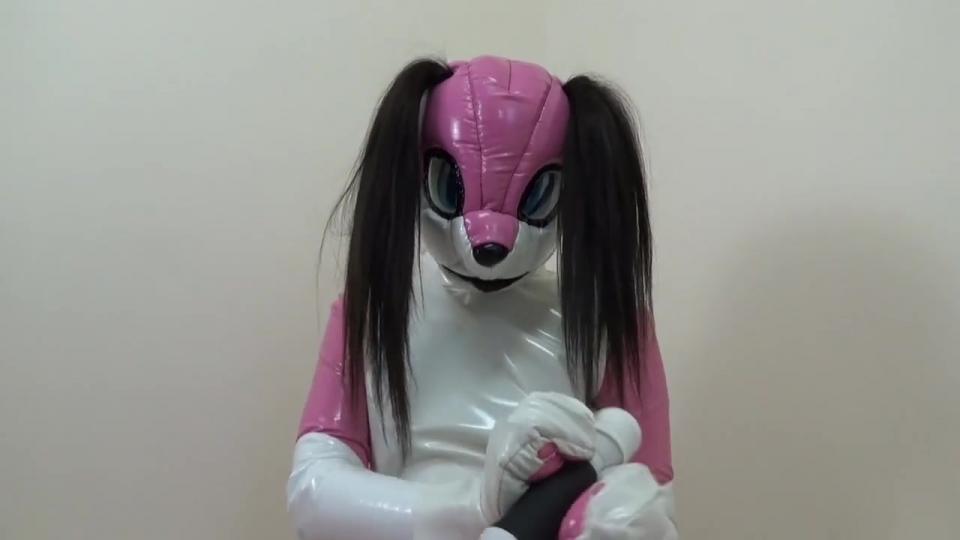 はじめましてかわいいツインテールわん娘ピンキー dlkmn-010 新しいケモノの初登場!!今度はかわいいわん娘ピンキーちゃんです。チャームポイントはツインテールみたいな耳だよ。とてもかわいいピンキーちゃんにかわいいノリノリの子が中に入ってくれました。ケモノになる事を楽しみにしていた子でケモノに変身した瞬間からスイッチが入りピンキーちゃんになりきってくれました。電マを渡してオナニーして貰いましたが肉球が邪魔をしてうまく電マが掴めず苦労しながらもオナニーをしちゃうスケベなケモノです。自ら電マの強さを調整する所がもの凄くかわいいですよ。オマケムービーではある条件を付けてインタビューしております。そのインタビューがとても癒されると思いますよ。本編もとってもエロエロなケモノです。<br>兼具可愛又性感的女主<br>番号：dlkmn-010