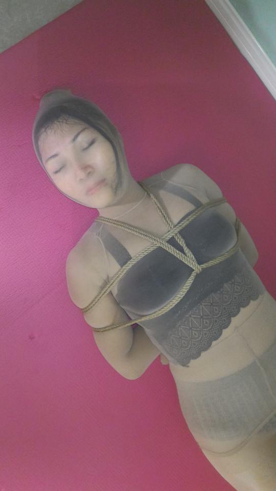[Huasu Studio] Pantyhose Encasement Fun ©Huasu Studio<br><br>Summary:<br><br>After a long day of working in the pantyhose factory, the girl developed a special fetish about pantyhoses. So she decided to make her husband satisfy her strange fetish by begging him to encase her whole body with multiple pantyhoses at once. But the experience she had is a little bit off than what she thought would turns out, but it is already too late for her to regret her unwise decision since her husband is really enjoying the process...