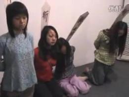 伍女 剧情很简单，同伴被敌人抓住了，两个女的想救出同伴，结果中了埋伏，被抓住后捆绑调教，最后都被杀死，这个视频好像有些老了，画面不是很清晰，有些模糊，20金币发出来分享一下，挣点外快。