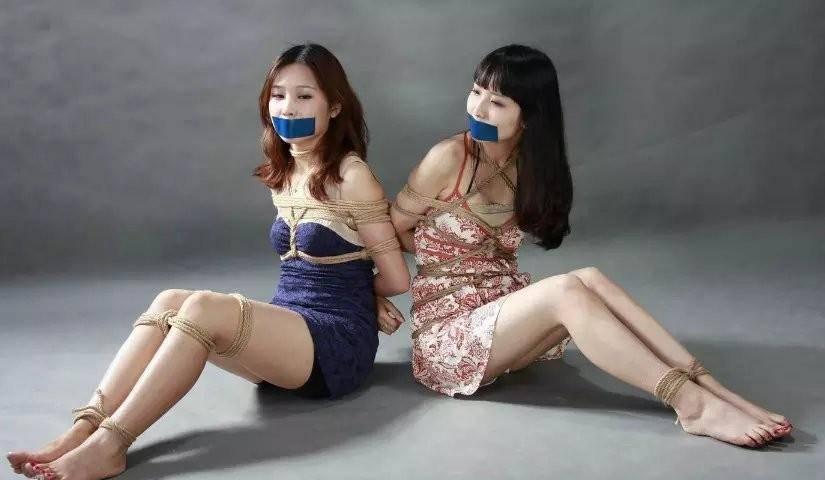 绝美捆绑杂图1 [日式反绑,龟甲缚,堵嘴,胸缚,赤脚裸足]
