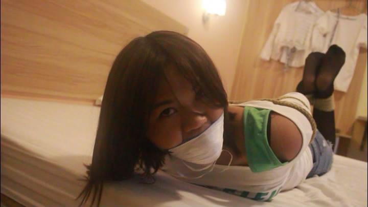 索缚阁工作室定制《美女小蓉驷马捆绑棉袜塞嘴挣扎》 工作室：索缚阁<br>片名：美女小蓉驷马捆绑棉袜塞嘴挣扎<br>模特：小蓉<br>被驷马捆绑的美女小蓉在床上翻滚挣扎。小蓉脚上的棉袜被脱下来塞进嘴里，外面用胶布和绷带封住。小蓉奋力挣扎，终于弄松绳结挣脱了捆绑。一点点解除脸和嘴的束缚，拿出塞嘴袜子。（模特第一次拍摄，笑场在所难免，请理解）<br>视频定拍不易，请支持正版！<br>视频版权归zhangyuehan所有，盗版者自重！<br>百度云盘下载请先保存至百度网盘，直接下载容易文件损坏