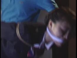 空姐勒臭嘴 玩弄空姐的嘴唇，鼻子，堵嘴，勒住她的嘴巴，叫声呜呜，清晰度不错，搜集好久
