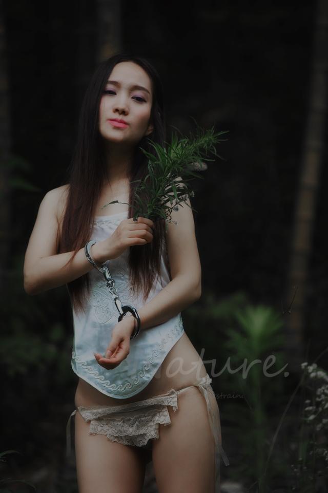 nature art 户外狂野肚兜镣铐 小m的户外初体验，虽手铐脚镣加身，但一抹白肚兜、小细带内裤仍挡一颗狂野骚动的内心。现将完整版发出，具体内容可先预览预告片：https://www.smlin8.com/video_detail.php?id=56711<br>解压ml112