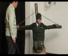 女军官老虎凳受刑 女军官丝袜老虎凳受刑，老虎凳用刑，捆绑受尽折磨