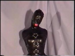 DP-104 DP-104<br>美女被滴蜡被束缚，身穿胶衣<br>