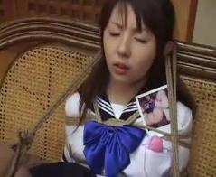 学生装27 学生装，美女学生装，后手捆绑。开腿M字形，跳蛋折磨，后蒙眼站立调教。。。。