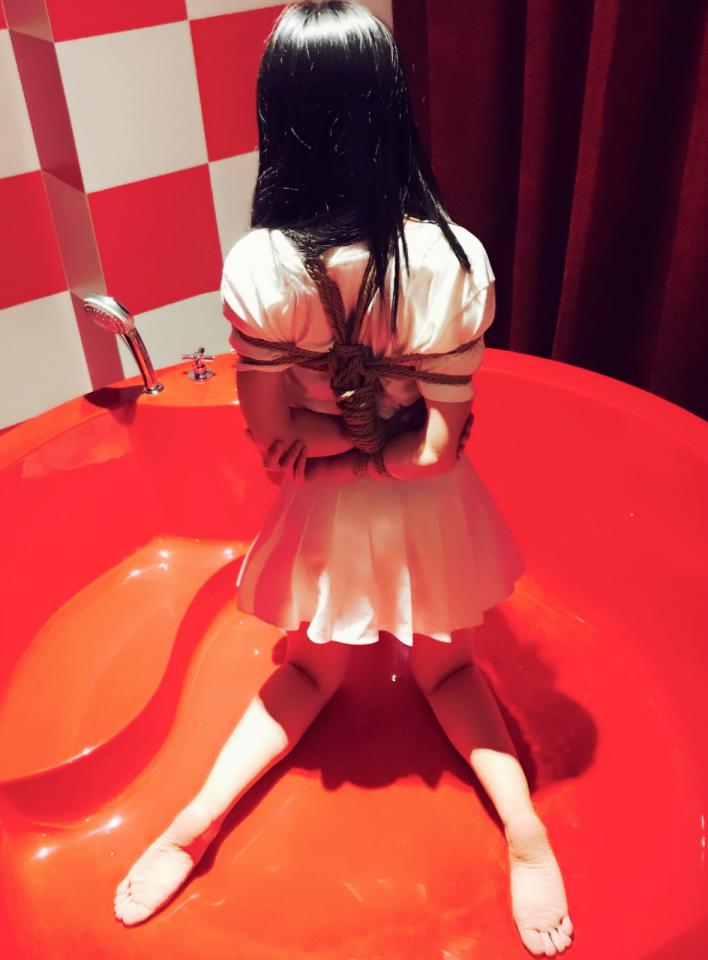 短裙、船袜、肉丝、帆布鞋清纯妹子 - 包含短裙、白色船袜、肉丝、帆布鞋。妹子很清纯，绑的超级紧 [日式反绑,中国女孩,后手缚（低混乱值）,赤脚裸足,恋足,跪缚]