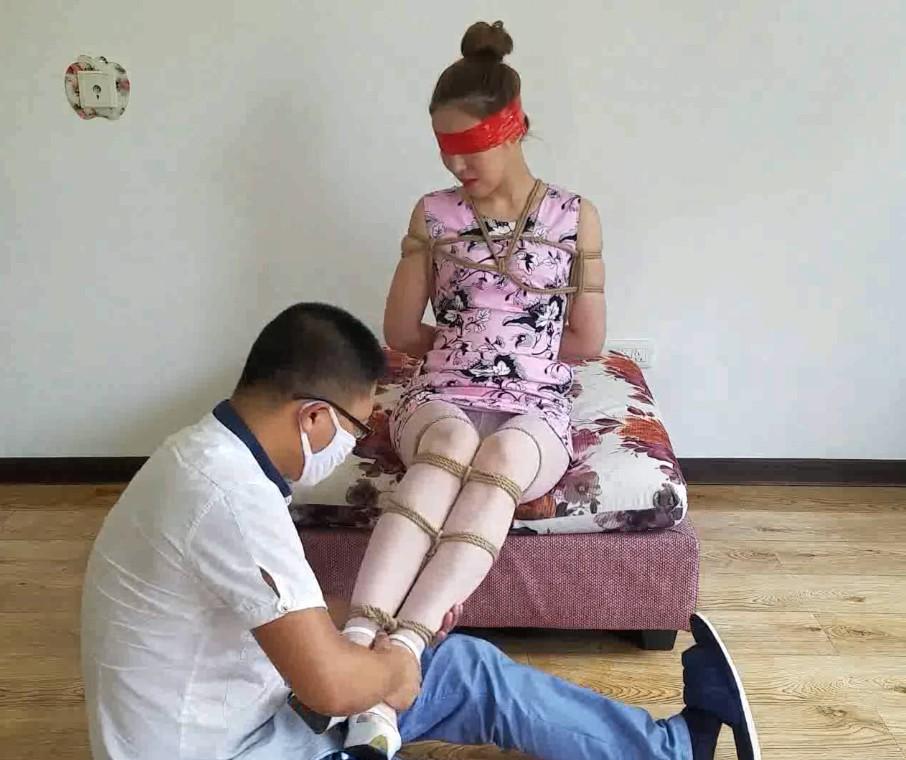 被贩卖的白丝旗袍女孩 文静乖巧的贝贝去酒吧约会，无奈遇到了坏人，酒中被下药，醒来后已经被堵嘴蒙眼全身捆绑，不在身在何处，她知道自己被贩卖了，现在只有听话才可以保命.....片长20分钟，1080p全高清拍摄。本片为一往情深绳艺工作室定拍作品，版权所有，定拍qq 1002871968 欢迎定拍咨询。“网盘内文件为压缩包，下载后解压即可”