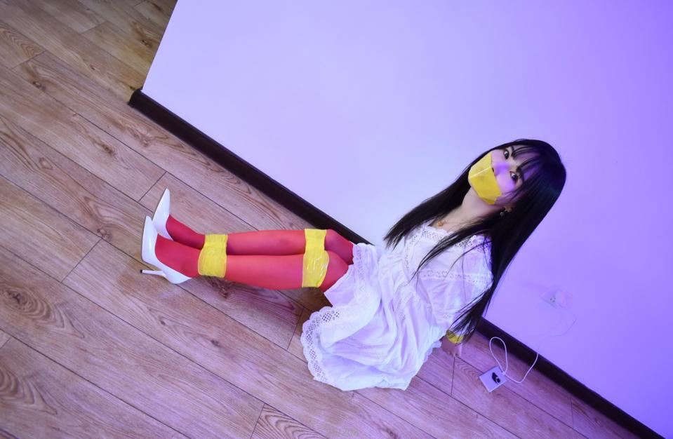 玲玲 白裙彩丝 胶带专辑 片长16分钟，1080p全高清拍摄。彩色丝袜胶带紧缚，胶带多重封嘴，胶带驷马大字捆....