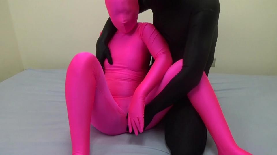 夜這いゼンタイSEXプレイ!? 品番: dlzts-180   ゼンタイを着て寝ている時に必ず襲って来るので襲ってほしい時はゼンタイを着て寝る事にしている彼女案の定今日も襲って来た彼氏ドキドキしながら気づかないフリをしながら彼の責めを受け入れる彼女ゾクゾク感が溜らなく好きで我慢出来ずに身体がピクピクと反応してしまいます。そんな仕草を楽しむ彼は焦らしながら彼女の気持ち良い所を責めます。ゼンタイを着ていないと襲わない彼の性癖と彼とSEXがしたい彼女の切なさが溜らなく可愛いです。超敏感な彼女とのゼンタイSEXをご覧ください。