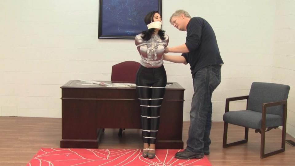 Enchantress Sahrye : Zip Tied Disco Jean Clad Secretary HD Ipod 链接：https://www.clips4sale.com/studio/38880/11188287/Enchantress Sahrye : Zip Tied Disco Jean Clad Secretary HD Ipod<br>Elizabeth starts by leather plug gagging herself after getting a bit of help with the buckle.  She then grabs her gwen hood and adds it over the gag layering it all even more tightly.  A collar is added and then Lizz is stood in her very high six inch heels to have her arms strapped behind her back.  Cuffs are added and hobbled together before lizz is left in her outfit to struggle and maneuver around on the hard wood floors.  When her arms need a break from the straps the shiny PVC armbinder is added instead and Lizz is set off to struggle again.  Eventually David takes mercy on her feet allowing her to sit down and blindfolding her and leaving her to struggle.