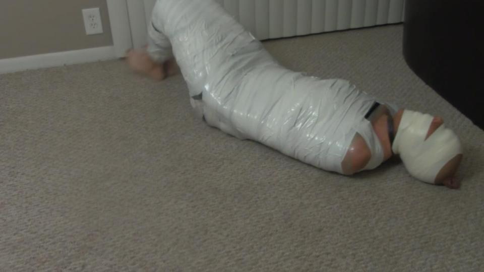 Jane Lynn Doe's FIRST EVER MUMMIFICATION (MP4 Format) Jane Lynn Doe's FIRST EVER MUMMIFICATION (MP4 Format)<br><br>From: Cinched and Secured <br><br>这个剧情有点无语 =_= <br><br>男主骗女主说，她和几千年前的一个埃及公主长的一模一样，相传公主每隔千年转世一次，每次转世将会导致全人类的灭亡，现在他要将按照以前埃及的仪式将她包裹成木乃伊，防止她毁灭地球 =_=<br><br>购买地址：https://www.clips4sale.com/studio/109778/17297320/Jane Lynn Doe's FIRST EVER MUMMIFICATION (MP4 Format)