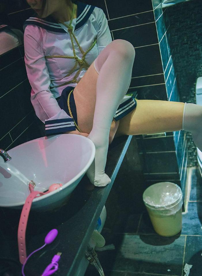萝莉龟甲缚 [学生（水手服）,龟甲缚,堵嘴,白丝,中国女孩,跳蛋]