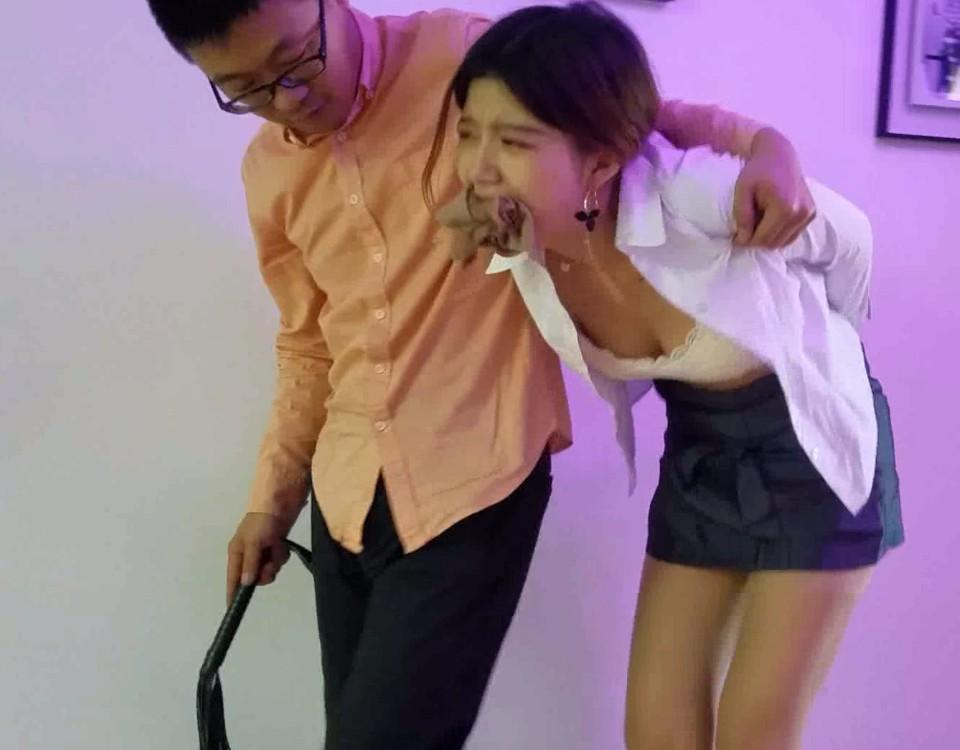 《家教劫》 人物：小丽 大三学生<br>服装：小丽职业装，肉色丝袜，高跟鞋<br>剧情简介：女大学生小丽去作家教，被捆绑控制。小丽试图挣扎自救并几乎成功，但每次都被识破，她的结局怎么样呢......<br>本片特点：<br>本片着重表现出小丽是如何陷入险境的，被绑架时的激烈挣扎，以及被绑架后如何自救，体态则突出被缚后的凌乱凄美，挣扎时的曼妙身姿......(所以强调职业装着装，以及挣扎时的表情)<br>主要道具：<br>捆绑用绳索(多条)<br>堵嘴用长袜（肉色丝袜最好是长腿袜堵嘴或连裤袜）<br>口球.跳*蛋，皮鞭<br>注意重点：<br>堵嘴是指塞丝袜团成团塞进嘴中<br>捆绑挣扎过程中模特要试图去打电话求救和和绑着绳子跳起来去开门求救，还有睁开腿上的绳子，走到门边开门<br>捆绑先用五花后用用日式以及驷马的绑法突出绑架的真实感<br>捆绑挣扎过程镜头尽量详细，必要时突出挣扎特写，如被堵的嘴，肉丝丝袜脚被绑.以及哀求释放和打屁股，喂食饲育还有扎马步（惩罚用）<br>挣扎呻吟要真实无需弄晕再绑，直接绑就行，但挣扎需激烈<br>注：打屁股出响声最好打时不穿裙了力度大点，蹲马步，不穿高跟鞋，鞭子抽打配合躲避<br>故事发生时间：下午<br>故事发生场景：室内，客厅以及卧室<br><br>剧情：<br><br><br>歹徒因为工作需要，必须找一名英语家教补习英语，于是看到大学生小丽的求职十分动心，就用电话联系，联系好后小丽换衣服（穿白衬衣.一字裙，肉色丝袜）这时候把跳*蛋放到里面（不要放的太实）（因为前一天刚玩过捆绑）准备出发，来到歹徒家中后，介绍自己是网上招聘的家教，这时候歹徒发现小丽坐下的时候腿上有捆绑过的痕迹，这时候跳*蛋掉了出来（是后面的绳），立刻很尴尬，这是歹徒起了邪念<br>歹徒：这是什么（指跳*蛋和绳痕）<br>这是小丽非常惊恐.想跑，但不幸被歹徒抓了回来.歹徒拿绳子给小丽绑了起来先是五花（连带着用丝袜绑脚特写），小丽挣扎激烈，裙子扒掉歹徒费了好大的劲才绑住<br>小丽：不要杀我<br>歹徒；你劲还挺大<br>这时候看到小丽的包去翻，发现肉色丝袜，拿出来<br>歹徒：我拿丝袜堵你的嘴要是敢掉出来，你就要接受惩罚<br>小丽点头.塞住嘴过几秒后掉了出来<br>这时候歹徒看到了后然后说：看来你必须得接受惩罚<br>小丽说：你要钱我给你钱，你不要伤害我<br>歹徒：你必须得接受惩罚，先是把小丽嘴堵上，（用刚才掉的丝袜特写）解开腿上的绳子特写，摸腿，模特躲（这时候就开始蹲马步，打屁股，先用手，后用皮鞭）调*教的过程详细点，时间可以长点.模特配合好<br><br><br>歹徒调*教完后把跳*蛋塞进去开裆（特写）把小丽押到卧室.在床上解开绳子，换了种绑法，（日式）<br>没绑时的脚部特写，然后用丝袜绑脚，然后驷马.这时候嘴上的丝袜（上一幕堵嘴的丝袜）必须还在<br>绑时候模特挣扎<br>歹徒：有点累，我先去歇一会.你老实点一会收拾你<br>小丽委屈点头，就在床上挣扎<br>歹徒关上卧室门后小丽开始挣扎，（这时候挣扎驷马的绳子挣扎掉了，腿上别弄开）<br>小丽跳着走，开门，跳了出去到客厅这时候歹徒发现要跑，很愤怒<br>歹徒：想跑，在我手里看你怎么跑，这时候用手打几下屁股<br>随后押到了卧室，用皮鞭抽打，模特躲避挣扎<br>这是，用日式绑紧，并用驷马绑紧放在了床上<br>这是歹徒说：我刚在外面发现你的包中有张卡告诉我密码，模特看了眼堵在嘴上的丝袜（大口喘气），歹徒拿下丝袜，应拷问<br>小丽；我告诉你，你不要杀我<br>歹徒：快说，敢骗我，杀了你<br>小丽：654321<br>歹徒：我去取钱，回头再弄你<br>这是歹徒拿出口球（最好是黑色的）给小丽带上，并蒙眼，歹徒关门去取钱<br>小丽趴在床上挣扎，然手开始试图解绳子，滚到床边坐起来，跳到柜子旁，用被反捆的手开始解脚上的绳子，解开后就往门外跑，到客厅那包里的手机打电话求救（自己发挥）应准备开门的时候这时歹徒回来，发现后很愤怒，并压到卧室，用绳子绑紧（模特这时候挣扎激烈），费了很大劲<br>歹徒：还想跑，要不是看在你卡里的钱能取出来的份上不然我杀了你，这时候小丽明白可能逃不出去了，歹徒这时候按了跳*蛋开关（全程一直带着，开关露在外面），小丽开始挣扎，歹徒去休息一会了<br>最后<br>歹徒进入卧室，抓住小丽的头发问：老实了吗，知道我的厉害了吗，小丽快速点头<br>歹徒：你别想跑出去，现在你已经是我的奴隶了知道吗，叫主人<br>小丽用带着口球的嘴含糊的叫着，这是歹徒把口球拿了下来口球关闭，小丽叫着：主人<br>歹徒满意的笑了，说：现在我给你解开(这时候跪着)你吃点东西喝点水（水果和水，或面包）然后接着调*教你<br>小丽点头答应着，解开后吃点东西喝点水后<br>歹徒:现在我要把你绑起来，我去出去办点事情回来太调*教你<br>小丽点头答应这，（五花绑，肉色丝袜绑脚）<br>歹徒：我怕你出生惊动邻居，所以必须堵住你的嘴，小丽答应着：好，我听话，这时候歹徒用肉色丝袜堵嘴，并在带上口球按动跳*蛋开关，并给小丽盖上被，露着头与脚，这时歹徒离开，小丽挣扎着..... 《片长62分钟，1080p全高清拍摄，美女安琪饰演剧中小丽》   